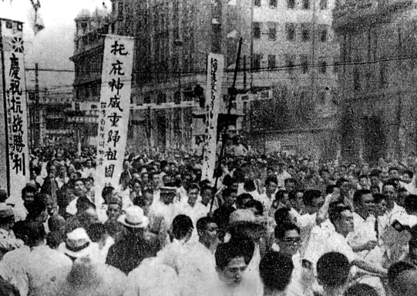 File photo shows a celebration for the victory in the Chinese People's War of Resistance against Japanese Aggression, in Wuhan, central China.      On Aug. 15, 1945, Japanese Emperor Hirohito delivered a recorded radio address to the nation, announcing the surrender of Japan in World War II [Xinhua]