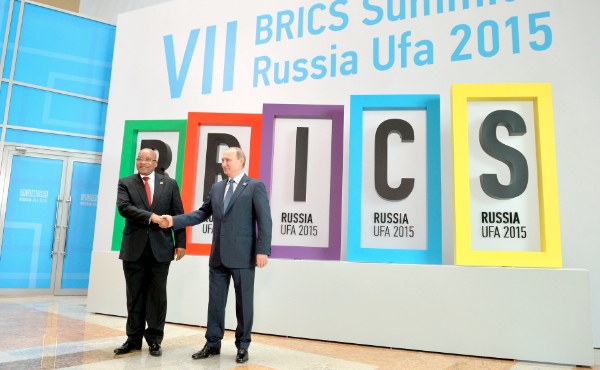 El presidente ruso, Vladimir Putin con su homólogo sudafricano, Jacob Zuma en Ufa, Rusia el 09 de julio 2015 [PPIO]