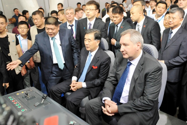 Chinese Vice Premier Wang Yang (2nd R front) and Russian Deputy Prime Minister Dmitry Rogozin (1st R front) visit the first China-Russia Exposition after attending the opening ceremony of Russian pavilion in Harbin, capital of northeast China's Heilongjiang Province, June 30, 2014 [Xinhua]