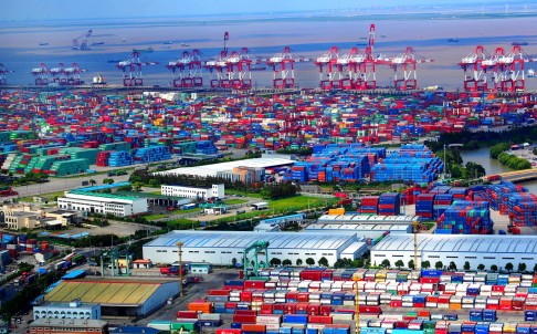 China's exports in yuan-denominated terms fell 5.6 percent year on year in September, while imports increased 2.2 percent, customs data showed Thursday [Xinhua]