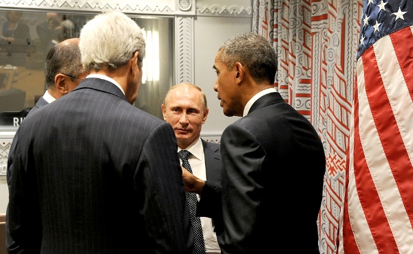 Russian President Vladimir Putin in an informal chat with his US counterpart Barack Obama after formal talks in New York on 28 September 2015 [PPIO]