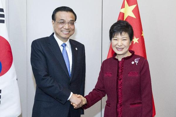 File photo: Premier Li Keqiang (L) meets South Korean President Park Geun-hye in Milan, Italy [Xinhua]