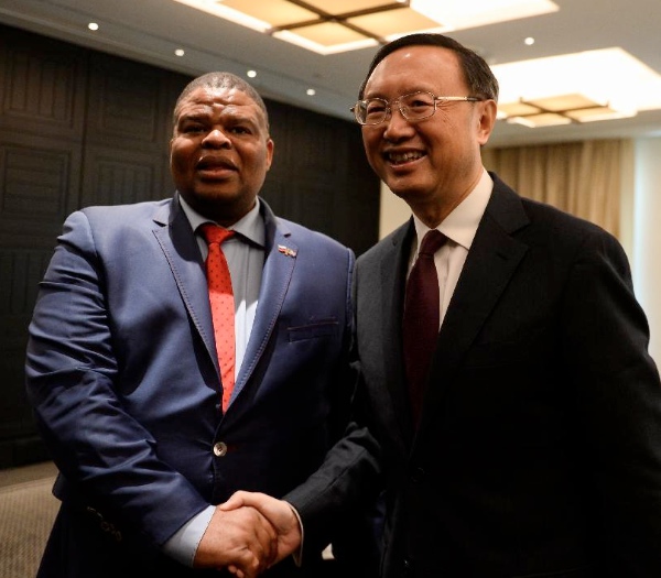Chinese State Councilor Yang Jiechi (R) meets with State Security Minister David Mahlobo of South Africa in Moscow, Russia, on May 25, 2015 [Xinhua]