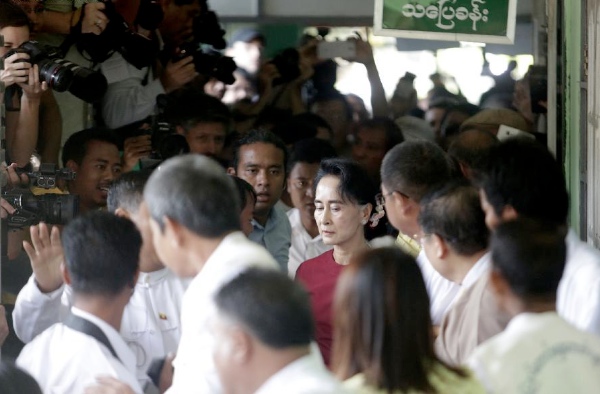 Chairperson of the National League for Democracy (NLD) Aung San Suu Kyi (C) arrives to cast her vote during the general elections at a polling station in Yangon, Myanmar, Nov. 8, 2015 [Xinhua]