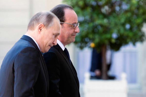 Hollande, right, is to meet with Putin next week to coordinate joint missions against ISIL in Syria [Xinhua]