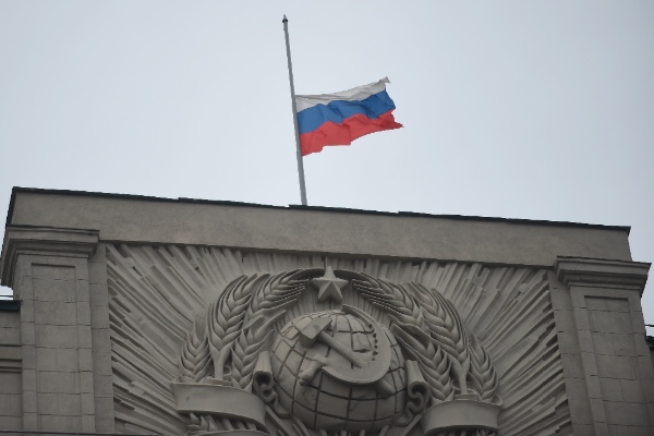 A flag flies at half mast at the State Duma in Moscow, Nov. 1, 2015, to mourn the victims aboard the Russian plane that crashed Saturday in Egypt's Sinai [Xinhua]