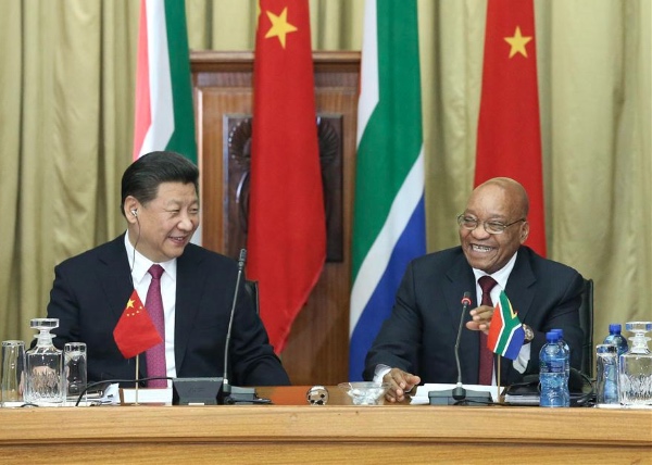 Chinese President Xi Jinping (L) holds talks with his South African counterpart Jacob Zuma in Pretoria, South Africa, Dec. 2, 2015 [Xinhua]