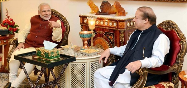Pakistani Prime Minister Nawaz Sharif (R) meeting with Indian counterpart Narendra Modi in eastern Pakistan's Lahore on 25 December 2015 [Xinhua]