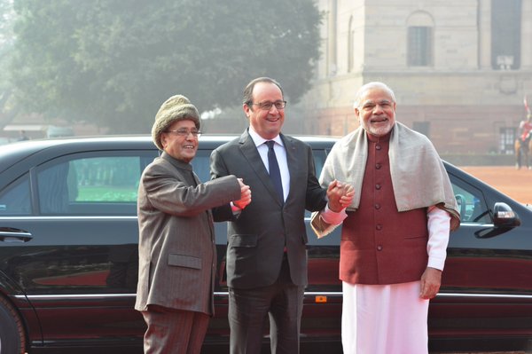 French President Francois Hollande with Indian President Pranab Mukherjee (left) and Indian Prime Minister Narendra Modi in New Delhi on 25 January 2016 [Image: MEA, India]
