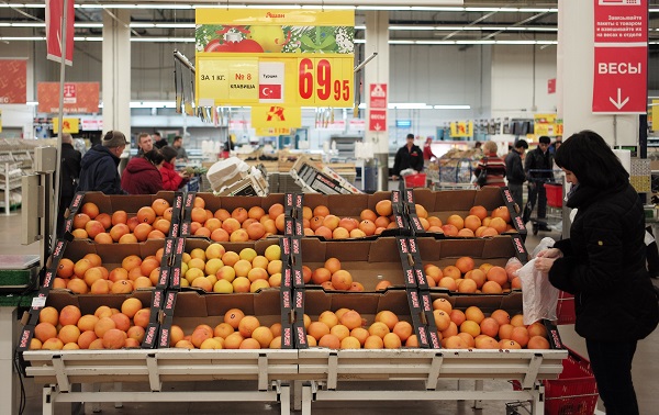 A woman selects Turkish grapefruit in a supermarket in Moscow, Russia, on Nov. 29, 2015 [Xinhua]
