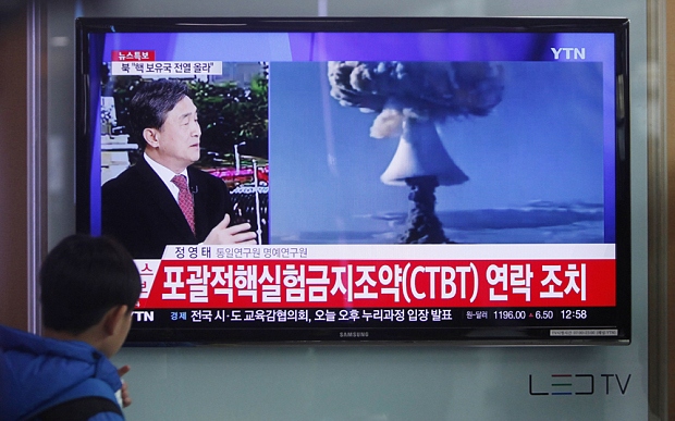 A resident watches a news report on DPRK's first hydrogen bomb test in Seoul, South Korea on 12 January 2016 [Xinhua]