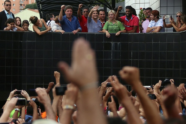 Brazil's President Dilma Rousseff (C) waves to supporters from the home of Former President Luiz Inacio Lula da Silva in Sao Bernardo do Campo, outskirts of Sao Paulo, Brazil, on March 5, 2016 [Xinhua]