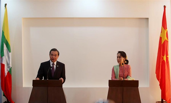 Myanmar's Foreign Minister Aung San Suu Kyi (R) and her Chinese counterpart Wang Yi attend a joint press conference after their meeting at the Ministry of Foreign Affairs in Nay Pyi Taw, Myanmar, April 5, 2016 [Xinhua]