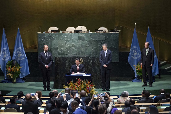 Zhang Gaoli, Chinese vice premier and special envoy of President Xi Jinping, signs the Paris Agreement on climate change as he attends the High-Level Event for the Signature of the Paris Agreement at the United Nations headquarters in New York April 22, 2016 [Xinhua]