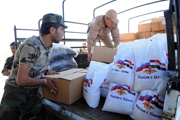 Russian soldiers help unpack a shipment of relief aid in the town of Rhaibeh in the countryside of Damascus, capital of Syria on April 23, 2016 [Xinhua]