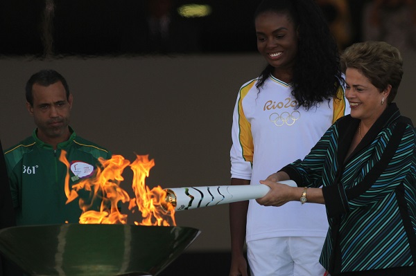 Brazilian President Dilma Rousseff lights the Olympic torch at the Planalto Palace in Brasilia May 3, 2016 [Xinhua]