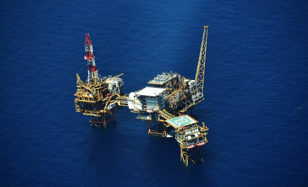 An aerial photo taken on Sept. 25, 2015 from a seaplane of Hainan Maritime Safety Administration shows the Yacheng 13-1 drilling rig during a patrol in south China Sea [Xinhua]