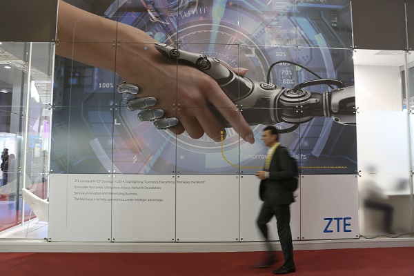 people walking by the stand of the Chinese company ZTE during the "Futurecom 2015", in Sao Paulo, Brazil on 29 October 2015 [Xinhua]