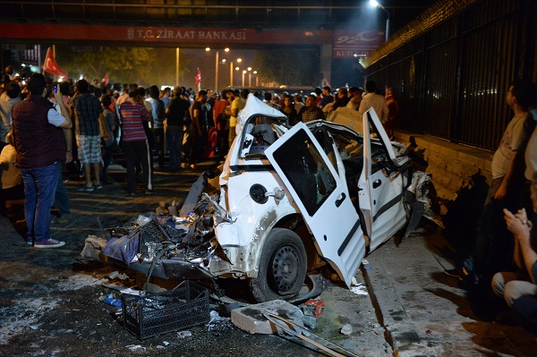 People gather near a destroyed car in Ankara, Turkey, July 16, 2016 [Xinhua]