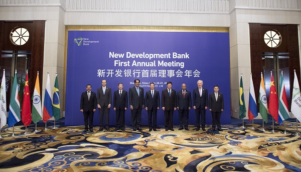 Chinese Vice Premier Zhang Gaoli (C) poses for a group photo with the heads of foreign delegations before the opening ceremony of the First Annual Meeting of New Development Bank in Shanghai, east China, July 20, 2016 [Xinhua]