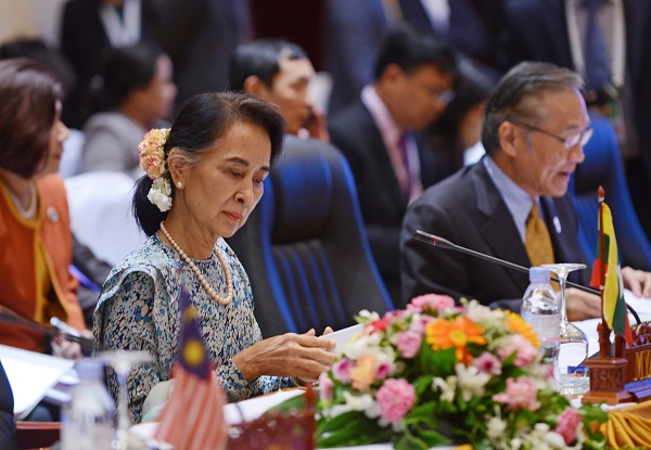 Myanmar State Counselor and Foreign Minister Aung San Suu Kyi (L) attends the meeting between Chinese Foreign Minister Wang Yi and his counterparts from 10 members of the Association of Southeast Asian Nations (ASEAN) in Vientiane, capital of Laos, on July 25, 2016 [Xinhua]