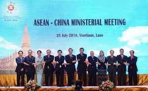 Chinese Foreign Minister Wang Yi (6th L) and other attendees of the meeting between Chinese Foreign Minister Wang Yi and his counterparts from 10 members of the Association of Southeast Asian Nations (ASEAN) pose for photos in Vientiane, capital of Laos, on July 25, 2016 [Xinhua]