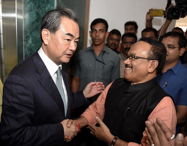  Visiting Chinese Foreign Minister Wang Yi (L) shakes hands with Goa's Chief Minister Laxmikant Parsekar in Goa, India, Aug. 12, 2016 [Xinhua]