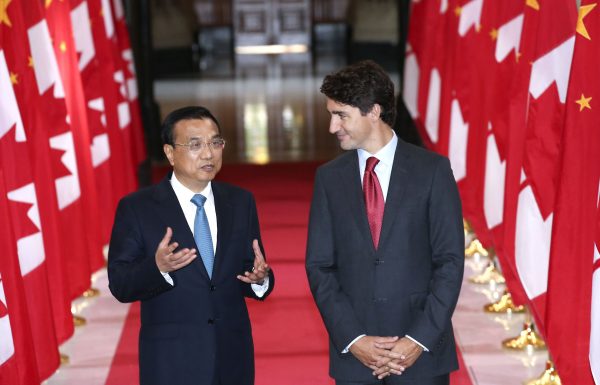 Chinese Premier Li Keqiang (L) and his Canadian counterpart Justin Trudeau attend the signing ceremony of a series of bilateral cooperation documents in Ottawa, Canada, Sept. 22, 2016. [Xinhua]