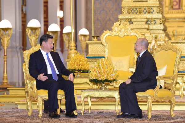 Chinese President Xi Jinping met with Cambodian King Norodom Sihamoni in Phnom Penh, capital of Cambodia [Xinhua]