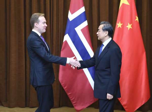 Chinese Foreign Minister Wang Yi (R) and Norwegian Foreign Minister Borge Brende hope to renegotiate a free trade deal [Xinhua]