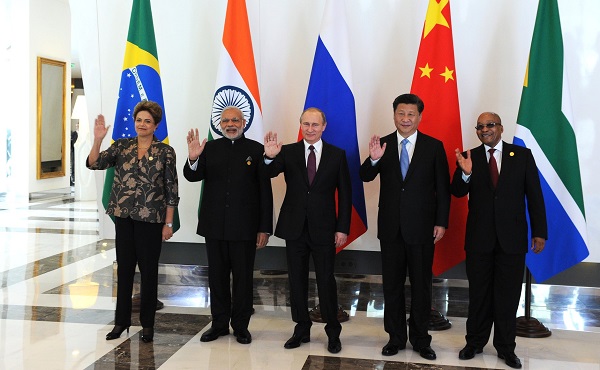 De gauche à droite: le président brésilien Dilma Rousseff, le Premier ministre indien Narendra Modi, le président russe Vladimir Poutine, le président chinois Xi Jinping et le président sud